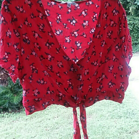 American Eagle Outfitters Tops - Cropped, summer, floral blouse